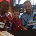 (FOTO Y VIDEO) Énner Valencia firmó autógrafos a hinchas de West Ham