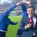 (VIDEO) Jugadores Irlandeses clasificaron a la Eurocopa y bañaron al periodista con cerveza