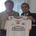 (FOTO) Barcelona le regaló una camiseta a Harrison Ford