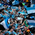 (FOTO) Hinchas de Gremio se solidarizan con Ecuador