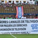 Equipos reclamaron con pancartas por el pago de los derechos de transmisión