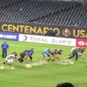 (VIDEO) Así sacaron el agua de la cancha del partido Colombia vs. Chile