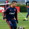 (VIDEO) Seleccionados de Chile “hicieron cantar” al debutante Leo Valencia