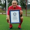 El futbolista más viejo del mundo firmó nuevo contrato