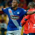 El delantero Brayan Angulo salió lesionado y podría ser baja ante River Plate