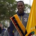 El boxeador ecuatoriano Carlos Mina recibió el estandarte del país