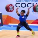 Neisi Dajomes logra el triple campeonato mundial de levantamiento de pesas