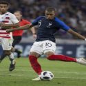 El delantero francés Kylian Mbappé sufrió un golpe en el tobillo izquierdo