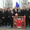 (FOTOS) Putin condecora a la selección rusa de fútbol