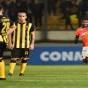 Paranaense golea a Peñarol y se suma a los octavos de final