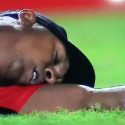 (VIDEO) Pasabolas de Emelec agredió con patada a Máximo Banguera en el Clásico del Astillero