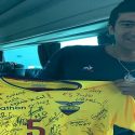 (FOTO) Carapaz recibe regalo de los seleccionados Sub20 de Ecuador