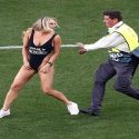 (FOTO) Modelo que invadió la final de Champions, intentó hacerlo en la final de la Copa América