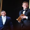 Matthijs De Ligt se adjudicó el Trofeo Kopa a Mejor Jugador Sub-21