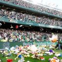 (VIDEO) Hinchas del Betis arrojaron miles de peluches a la cancha, que serán donados a niños de escasos recursos