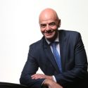 El presidente de la FIFA enseña como lavarse las manos para evitar el coronavirus