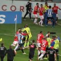 (VÍDEO) El Inter de Porto Alegre celebra el descenso de Gremio con cartones de ataúdes