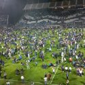 Muere un hombre en los graves incidentes durante el Gimnasia vs Boca, que tuvo que ser suspendido