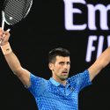 Djokovic consiguió su 25° triunfo consecutivo en el Australian Open y se metió entre los mejores ocho