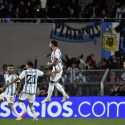 Argentina se afianza en la cima