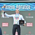 Juan Ayuso se hizo de la etapa 1 del Tirreno Adriático