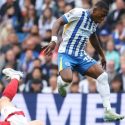 Con el aplauso de la afición regresa Estupiñán al Brighton