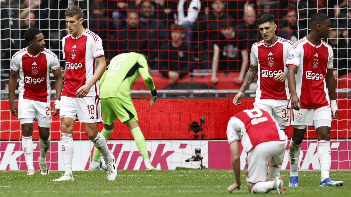El Ajax despide a siete jugadores… ¡por WhatsApp!